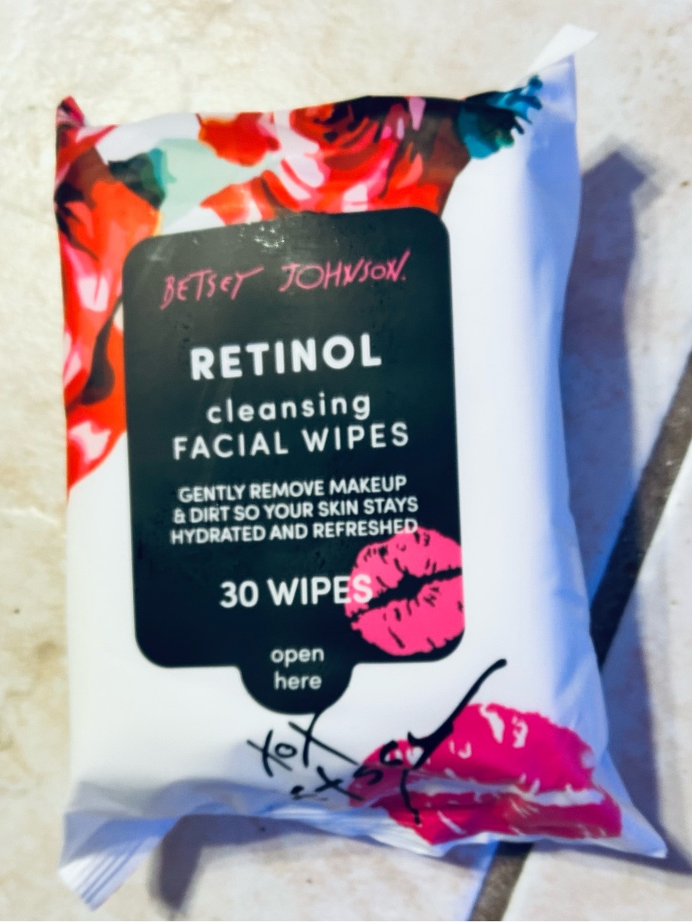 New-Betsy Johnson Facial Wipes With Retinol. Gentle makeup remover. Qty 30